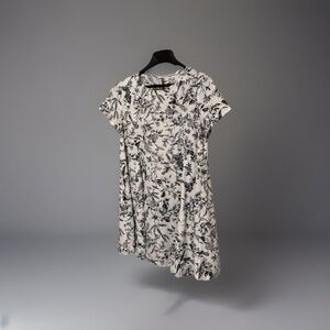 Lush Medium White & Black w/Floral Print Short Sleeve Knee-Length A-Line Dress